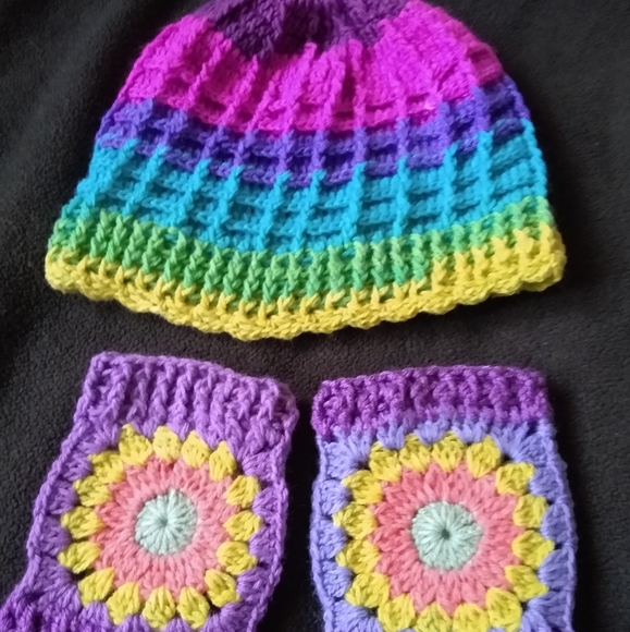 Sunburst crochet handmade beanie and gloves - Picture 2 of 3